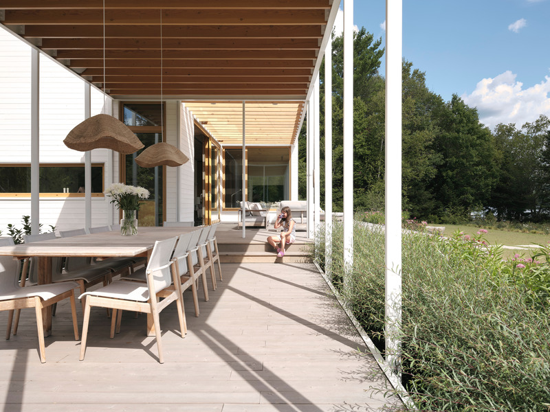 Press kit | 6537-03 - Press release | Beach House: Lake Archambault Residence - Ghoche architecte - Residential Architecture - Veranda aligned with wood pergola.  - Photo credit: Maxime Brouillet