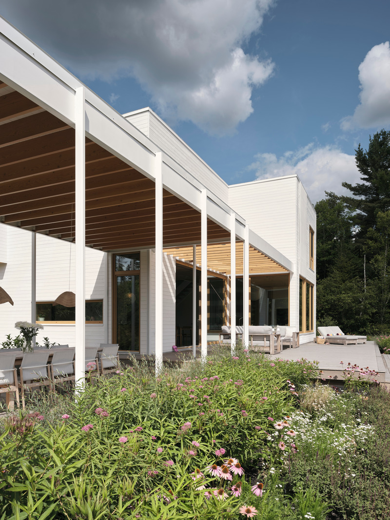 Press kit | 6537-03 - Press release | Beach House: Lake Archambault Residence - Ghoche architecte - Residential Architecture - Fine white steel structure of the veranda. - Photo credit: Maxime Brouillet