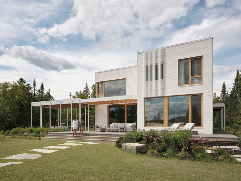 Press kit | 6537-03 - Press release | Beach House: Lake Archambault Residence - Ghoche architecte - Residential Architecture - Facade facing the lake. - Photo credit: Maxime Brouillet