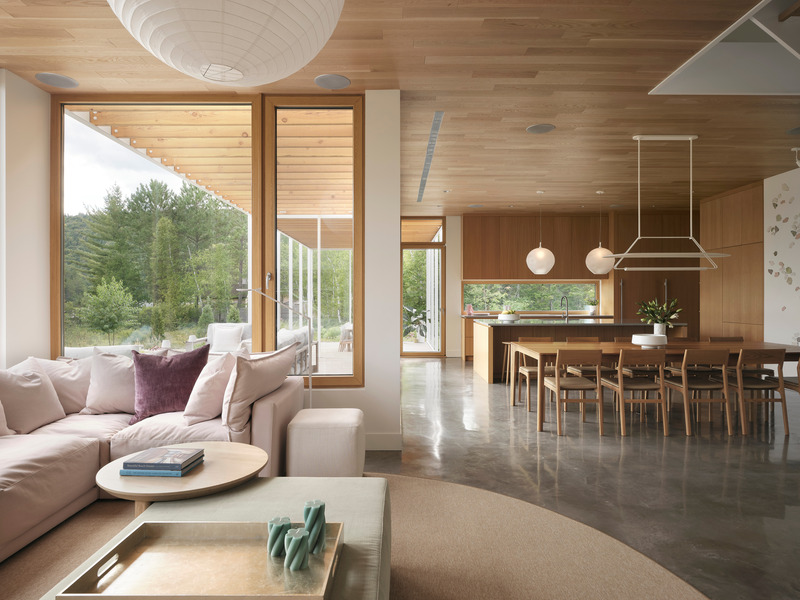 Press kit | 6537-03 - Press release | Beach House: Lake Archambault Residence - Ghoche architecte - Residential Architecture - Living spaces in relation with the wood pergola. - Photo credit: Maxime Brouillet