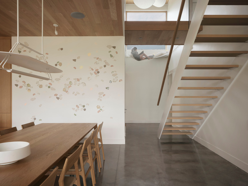 Press kit | 6537-03 - Press release | Beach House: Lake Archambault Residence - Ghoche architecte - Residential Architecture - Dining area, staircase and suspended net. - Photo credit: Maxime Brouillet