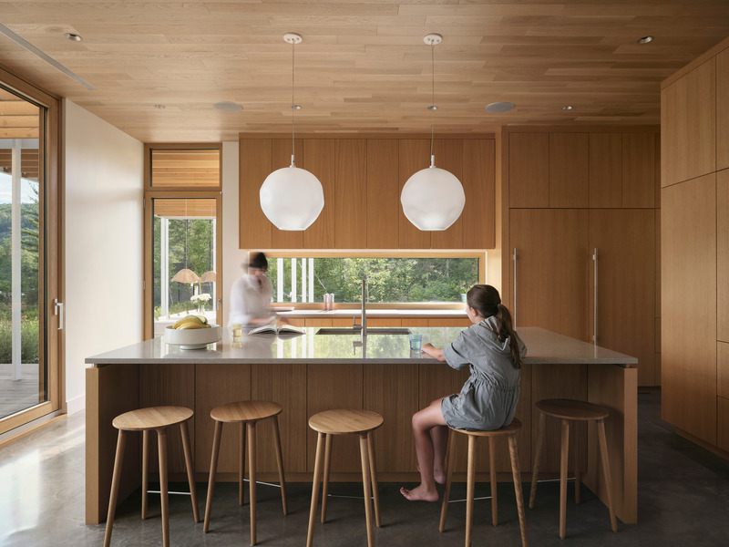 Press kit | 6537-03 - Press release | Beach House: Lake Archambault Residence - Ghoche architecte - Residential Architecture - The kitchen inspired by mid-century design. - Photo credit: Maxime Brouillet