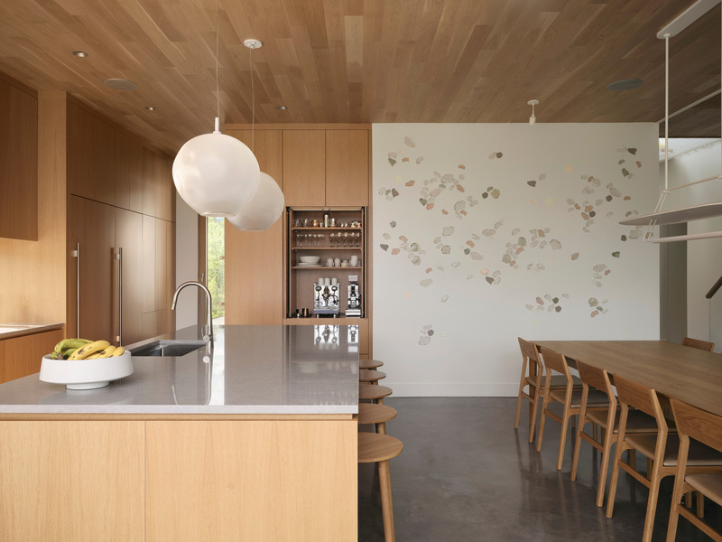 Press kit | 6537-03 - Press release | Beach House: Lake Archambault Residence - Ghoche architecte - Residential Architecture - The kitchen and dining space. - Photo credit: Maxime Brouillet