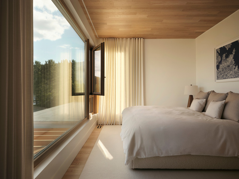 Press kit | 6537-03 - Press release | Beach House: Lake Archambault Residence - Ghoche architecte - Residential Architecture - The main bedroom. - Photo credit: Maxime Brouillet