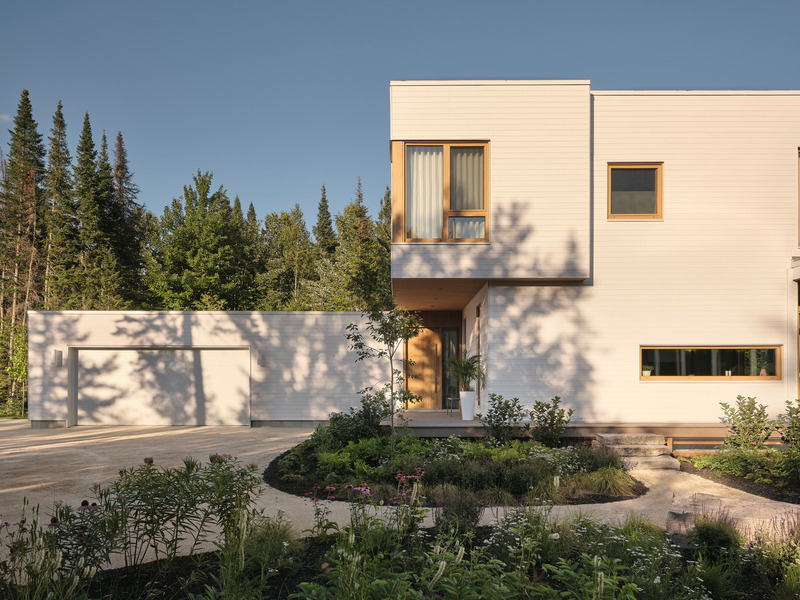Press kit | 6537-03 - Press release | Beach House: Lake Archambault Residence - Ghoche architecte - Residential Architecture - Main volumes and view of front entrance under the overhang of the second floor. - Photo credit: Maxime Brouillet