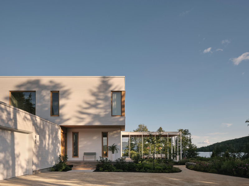 Press kit | 6537-03 - Press release | Beach House: Lake Archambault Residence - Ghoche architecte - Residential Architecture - View of the front of the house. - Photo credit: Maxime Brouillet