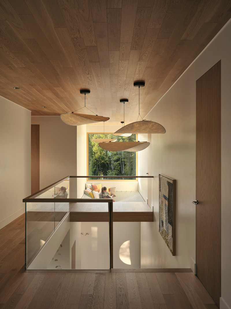 Press kit | 6537-03 - Press release | Beach House: Lake Archambault Residence - Ghoche architecte - Residential Architecture - Second floor hallway and suspended net.  - Photo credit: Maxime Brouillet