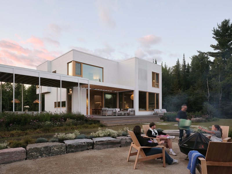 Press kit | 6537-03 - Press release | Beach House: Lake Archambault Residence - Ghoche architecte - Residential Architecture - Nighttime ambiance by the firepit. - Photo credit: Maxime Brouillet