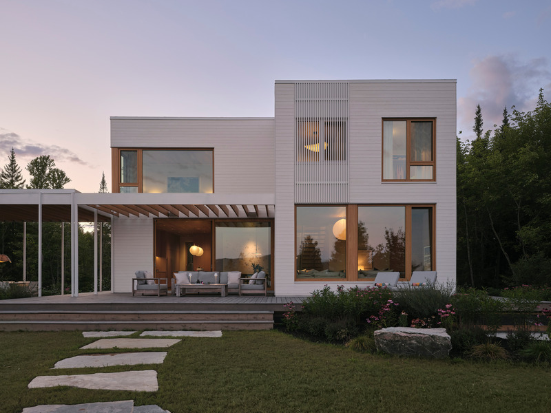 Press kit | 6537-03 - Press release | Beach House: Lake Archambault Residence - Ghoche architecte - Residential Architecture - Lake facade at night fall. - Photo credit: Maxime Brouillet