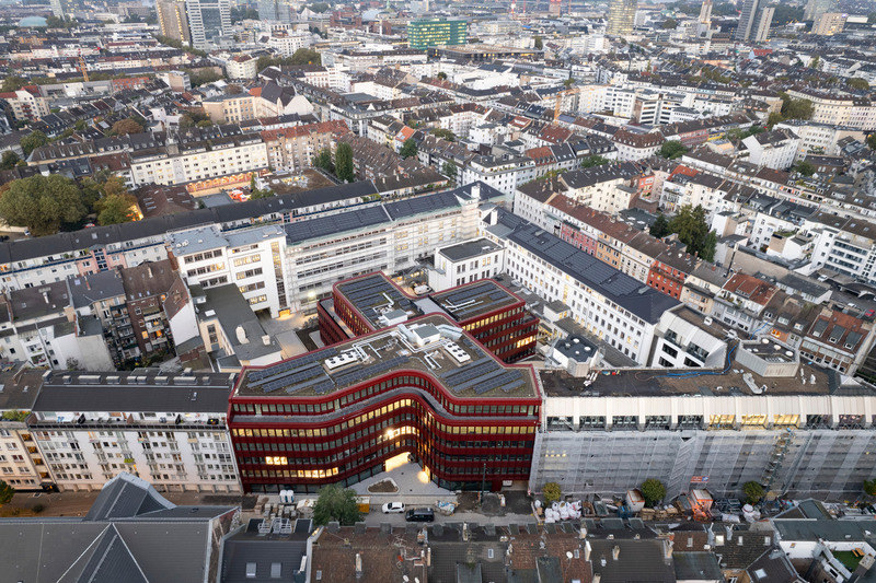 Dossier de presse | 6515-04 - Communiqué de presse | Curve X - JSWD - Architecture commerciale -  Aerial photo of the site an the building Curve X.<br>  - Crédit photo : Nils Koenning<br>