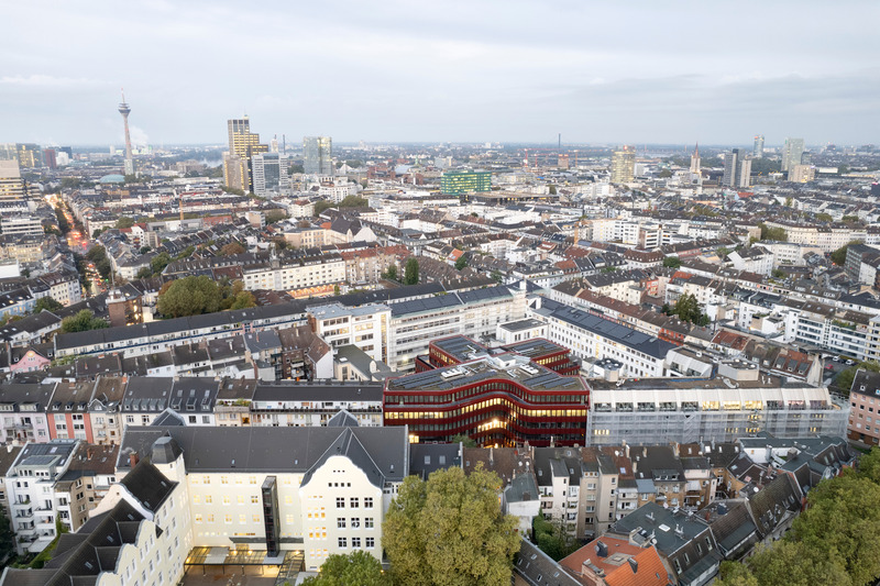 Dossier de presse | 6515-04 - Communiqué de presse | Curve X - JSWD - Architecture commerciale - Aerial photo of the site and the city of Düsseldorf<br> - Crédit photo : Nils Koenning