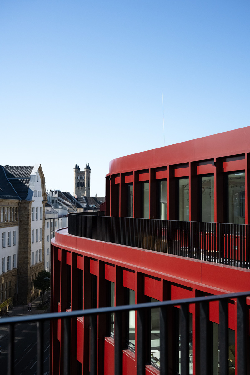 Dossier de presse | 6515-04 - Communiqué de presse | Curve X - JSWD - Architecture commerciale - View from the offices on the staggered floor. - Crédit photo : Franco Casaccia / JSWD