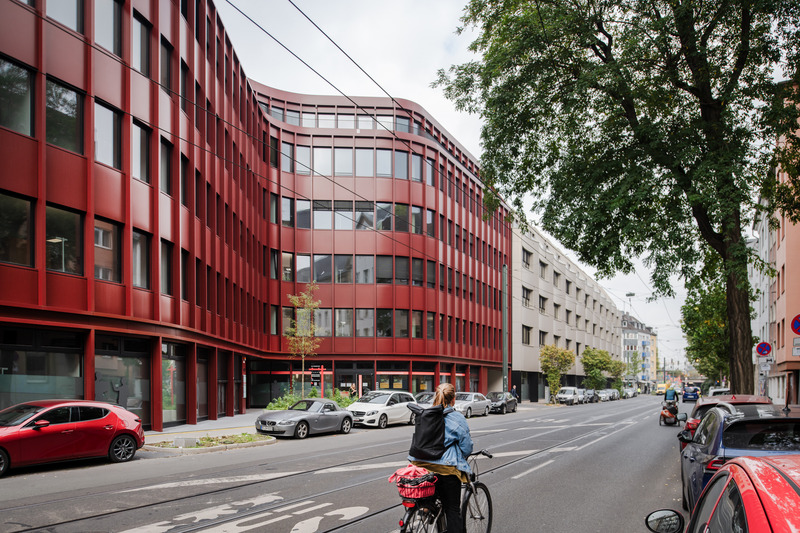 Dossier de presse | 6515-04 - Communiqué de presse | Curve X - JSWD - Architecture commerciale - The building is set back from the street and offers space, forming an inviting forecourt. - Crédit photo : Franco Casaccia / JSWD<br>
