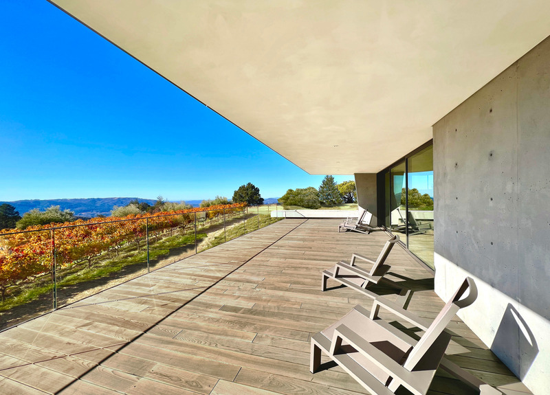 Press kit | 1891-08 - Press release | Glen Ellen Pavilion - Terry & Terry Architecture - Lifestyle - Deck overlooking vineyards and Sonoma valley beyond - Photo credit: TTA