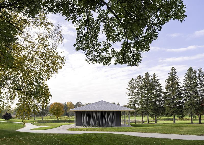 Dossier de presse | 1513-10 - Communiqué de presse | Golf Pavilion - Dubbeldam Architecture + Design - Architecture commerciale - A metal screen at the east entry, comprised of angled vertical bars, playfully references the form of golf clubs in a bag while subtly concealing the washroom doors. - Crédit photo : Scott Norsworthy