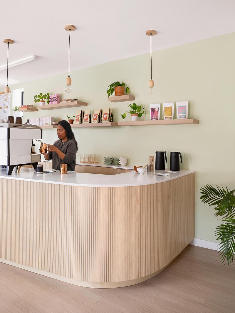 Press kit | 1513-09 - Press release | Lion Coffee - Dubbeldam Architecture + Design - Commercial Interior Design - The counter’s curved end, guides customers toward the ordering area while also directing them around a corner where they can customize their drinks without disrupting the flow of others entering the café. - Photo credit: Scott Norsworthy