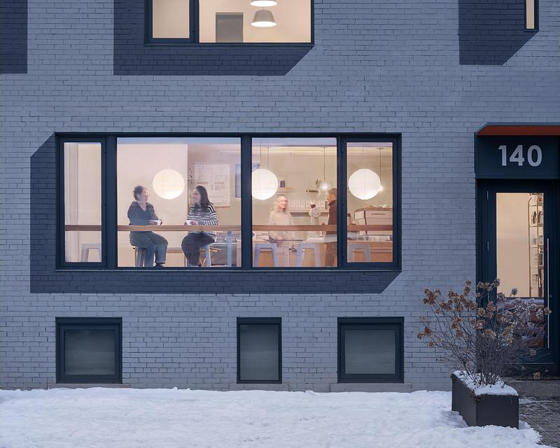 Press kit | 1513-09 - Press release | Lion Coffee - Dubbeldam Architecture + Design - Commercial Interior Design - A large, street-facing window turns the café’s bar seating into a warm, welcoming beacon for the neighbourhood. - Photo credit: Scott Norsworthy