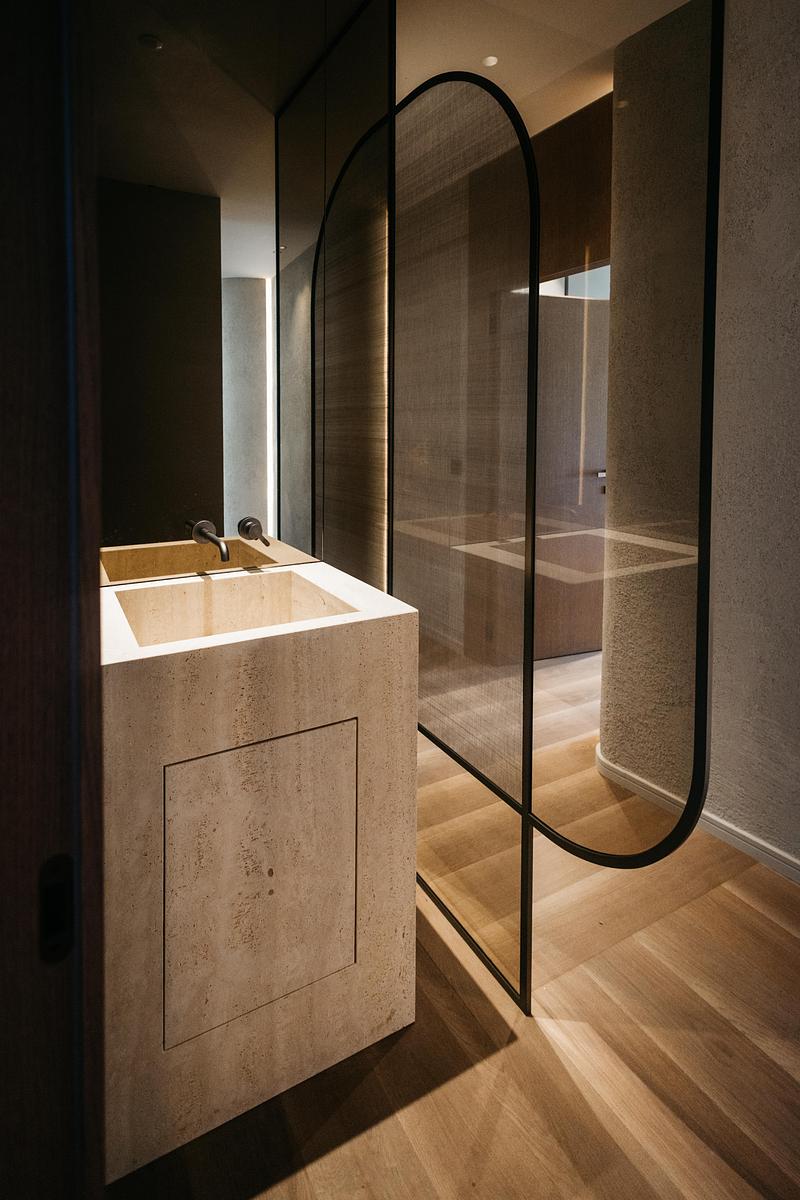 Dossier de presse | 7795-01 - Communiqué de presse | Villa Elaïa - Marcoux, Mathern & Associés - Architecture résidentielle - Sdb invités - Crédit photo : Marion Roudil 