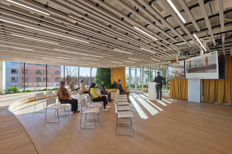 Press kit | 7791-01 - Press release | Callaghan Horiuchi Marks One Year of Arvest at Ledger - Callaghan Horiuchi - Commercial Interior Design - <p class="">Configurable presentation room with drop-down ceiling-mounted screens and a rear platform that converts into a stage for events.</p> - Photo credit: Halkin Mason Photography