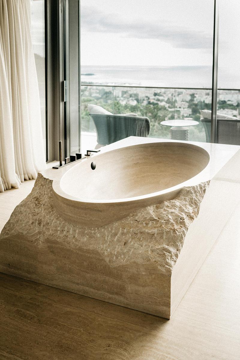 Press kit | 7795-02 - Press release | La Perle d’Azur - Marcoux, Mathern & Associés - Residential Architecture - Master Bathroom - Photo credit: Marion Roudil