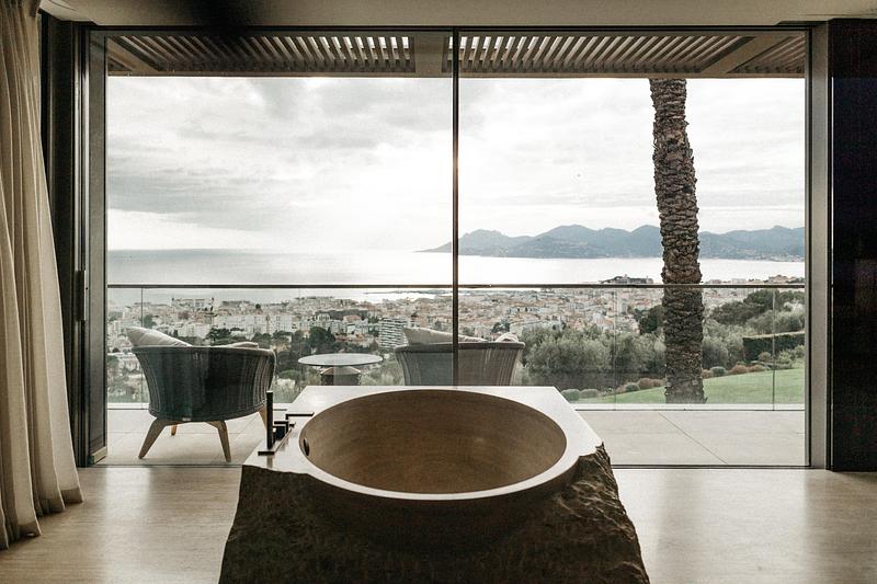 Press kit | 7795-02 - Press release | La Perle d’Azur - Marcoux, Mathern & Associés - Residential Architecture - Master Bathroom - Photo credit: Marion Roudil