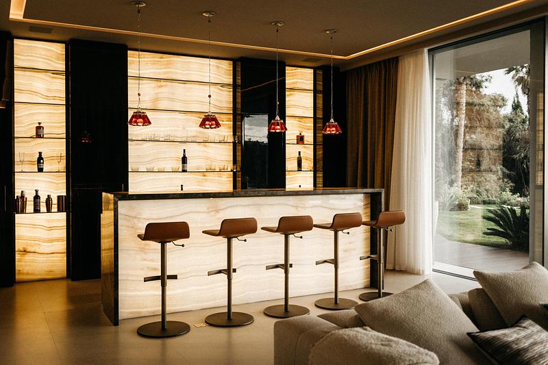 Press kit | 7795-02 - Press release | La Perle d’Azur - Marcoux, Mathern & Associés - Residential Architecture - Bar - Photo credit: Marion Roudil