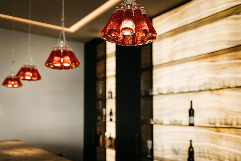 Press kit | 7795-02 - Press release | La Perle d’Azur - Marcoux, Mathern & Associés - Residential Architecture - Bar - Photo credit: Marion Roudil