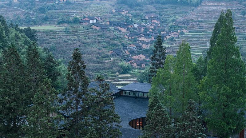 Dossier de presse | 661-90 - Communiqué de presse | World Building of the Year and Interior of the Year revealed at World Architecture Festival 2025 - World Architecture Festival - Évènement + Exposition - <p>Special Prizes </p><p>Best Use of Stone supported by Turkish Stones</p><p>Dialogue with Nature—Commune STORE by Atelier Global Limited </p> - Crédit photo : © ZHIYI, Boris Shiu