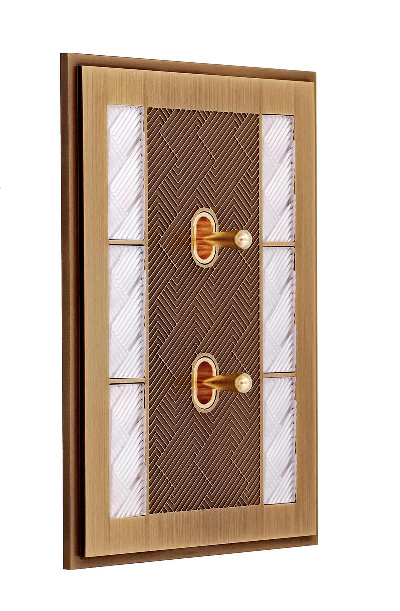 Press kit | 2630-19 - Press release | Meljac and Lalique Combine Their Expertise to Create a Unique Line: the Lalique Collection - Meljac - Lighting Design - Brass, finish "Bronze Médaille Allemand" - Photo credit: Meljac