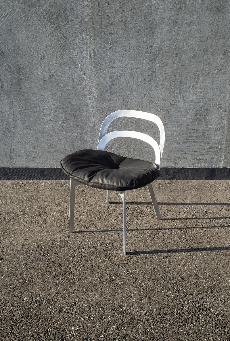 Dossier de presse | 7800-01 - Communiqué de presse | Industrial Art & Alwa Square: la double première de pulpo au M&O 2026 - pulpo - Produit - Cut Chair - Crédit photo : pulpo