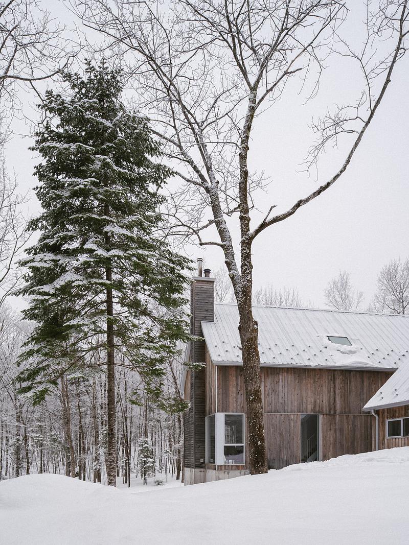Dossier de presse | 3192-01 - Communiqué de presse | Chalet du ruisseau - EM architecture - Architecture résidentielle - Crédit photo : Raphaël Thibodeau