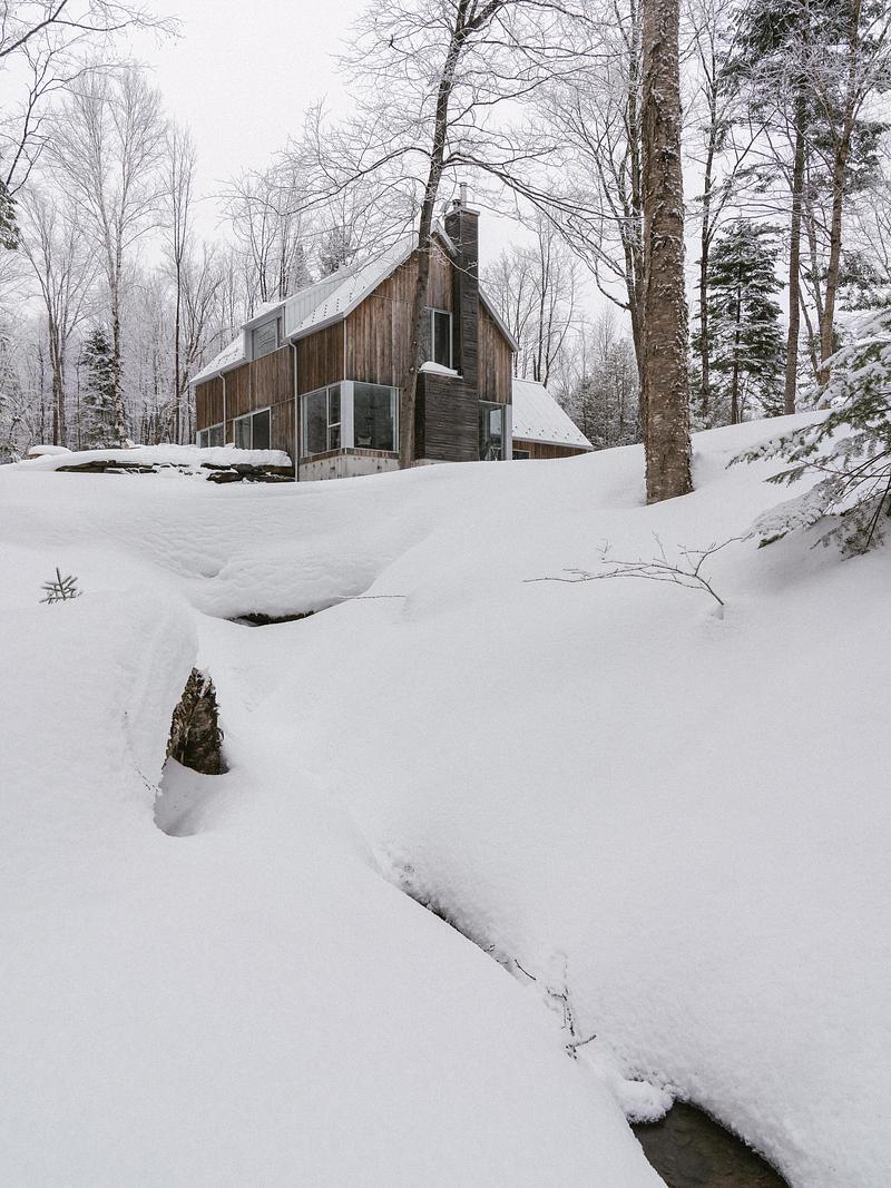 Dossier de presse | 3192-01 - Communiqué de presse | Chalet du ruisseau - EM architecture - Architecture résidentielle - Crédit photo : Raphaël Thibodeau 