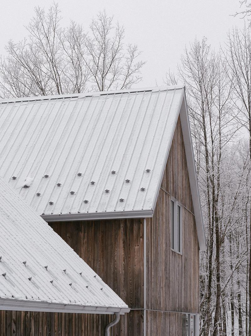Dossier de presse | 3192-01 - Communiqué de presse | Chalet du ruisseau - EM architecture - Architecture résidentielle - Crédit photo : Raphaël Thibodeau 