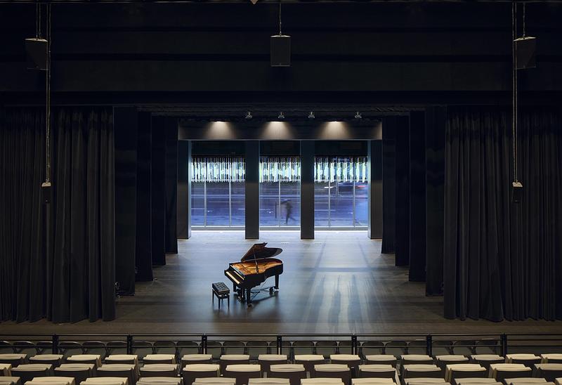 Dossier de presse | 1914-06 - Communiqué de presse | Centre Sanaaq - Pelletier de Fontenay + Architecture49 + Atelier Zébulon Perron - Architecture institutionnelle - Centre Sanaaq - Salle de spectacle - Crédit photo : James Brittain