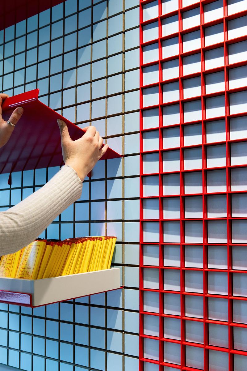 Dossier de presse | 1676-10 - Communiqué de presse | Réinventer la magie du chocolat : une collaboration réussie pour Les Chocolats de Chloé - ADHOC - Design d’intérieur commercial - Grille carrée modulable structure l’aménagement de façon souple et fonctionnelle - Crédit photo : Vicky Rousseau