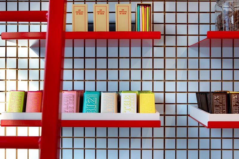 Dossier de presse | 1676-10 - Communiqué de presse | Réinventer la magie du chocolat : une collaboration réussie pour Les Chocolats de Chloé - ADHOC - Design d’intérieur commercial - Grille carrée modulable qui permet à l’équipe d’ajuster facilement l’offre de la boutique selon les saisons - Crédit photo : Vicky Rousseau