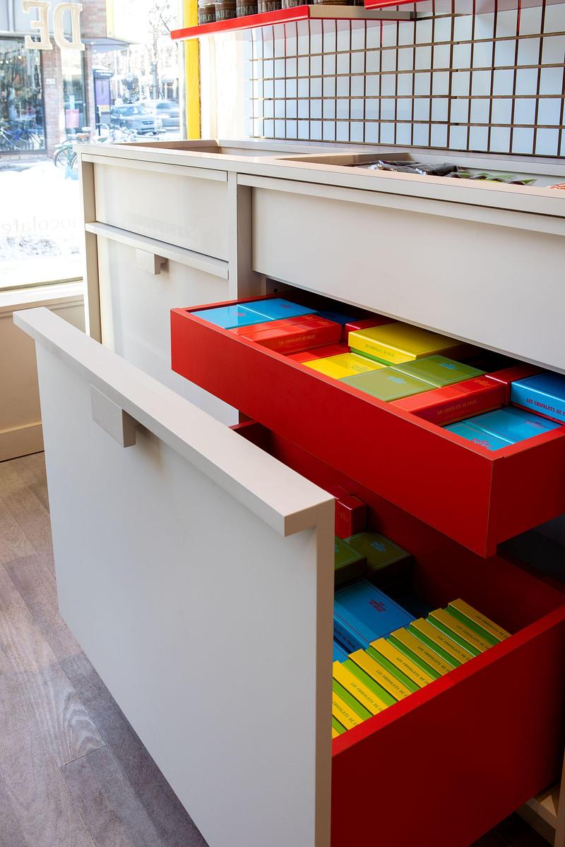 Dossier de presse | 1676-10 - Communiqué de presse | Réinventer la magie du chocolat : une collaboration réussie pour Les Chocolats de Chloé - ADHOC - Design d’intérieur commercial - Caissons neutres avec touches éclatantes de couleur à l'intérieur - Crédit photo : Vicky Rousseau