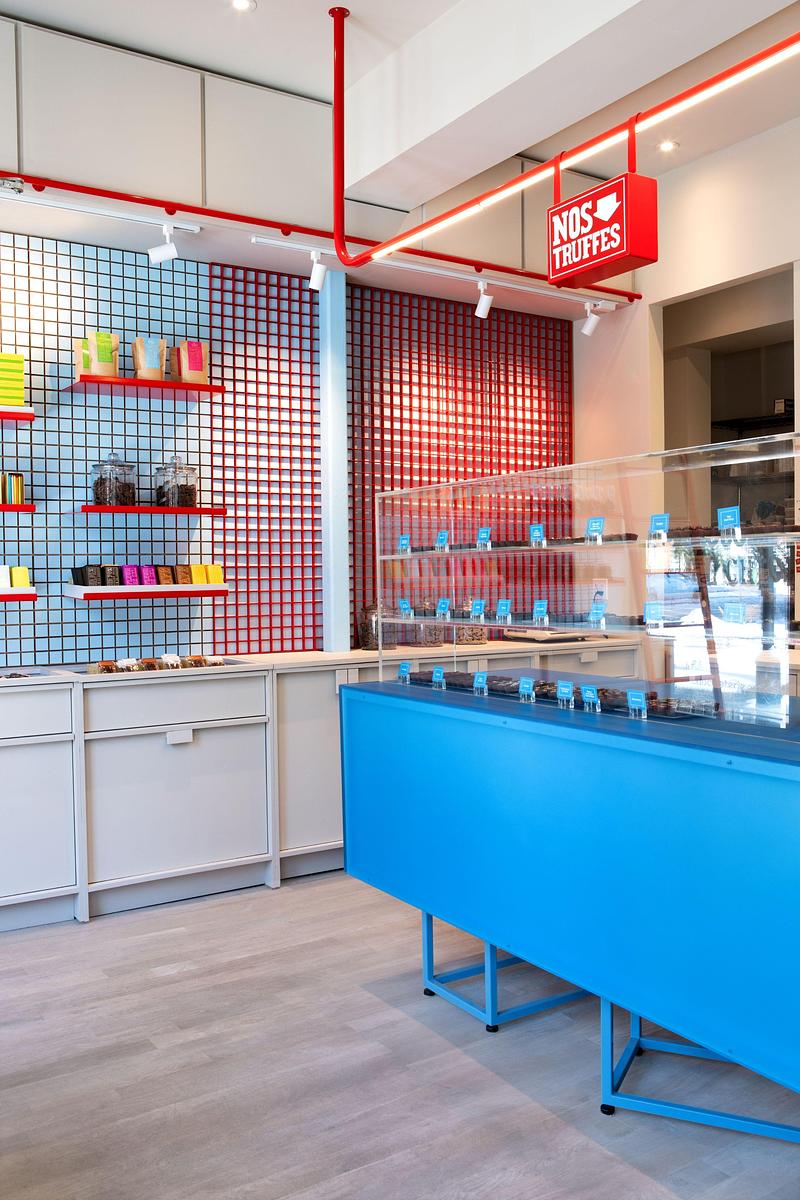 Dossier de presse | 1676-10 - Communiqué de presse | Réinventer la magie du chocolat : une collaboration réussie pour Les Chocolats de Chloé - ADHOC - Design d’intérieur commercial - Structure tubulaire suspendue intégrant l’éclairage architectural et la signalisation - Crédit photo : Vicky Rousseau