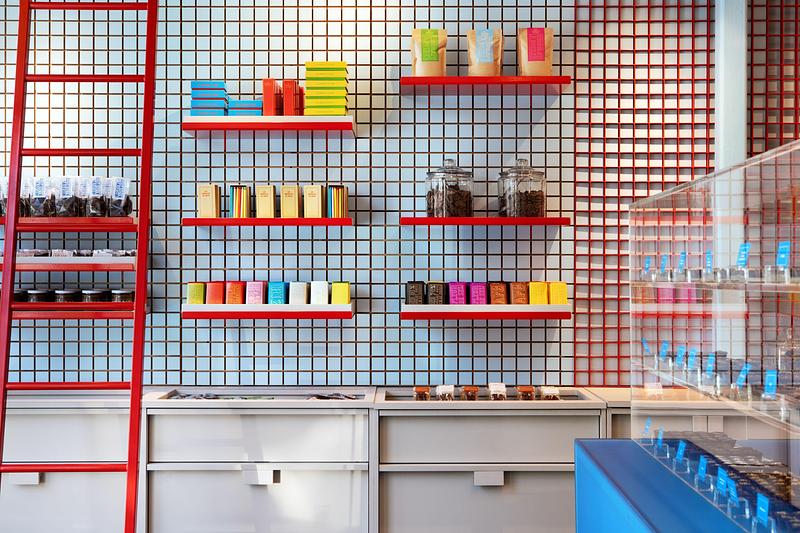 Dossier de presse | 1676-10 - Communiqué de presse | Réinventer la magie du chocolat : une collaboration réussie pour Les Chocolats de Chloé - ADHOC - Design d’intérieur commercial - Le carré, symbole de la boîte qui renferme les ganaches artisanales, devient le fil conducteur du projet - Crédit photo : Vicky Rousseau