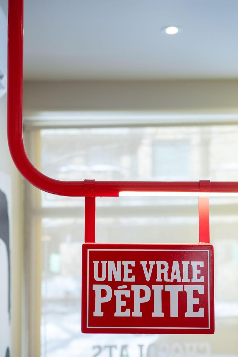 Dossier de presse | 1676-10 - Communiqué de presse | Réinventer la magie du chocolat : une collaboration réussie pour Les Chocolats de Chloé - ADHOC - Design d’intérieur commercial - Structure tubulaire suspendue intégrant l’éclairage architectural et la signalisation, ajoutant une touche audacieuse de couleur  - Crédit photo : Vicky Rousseau