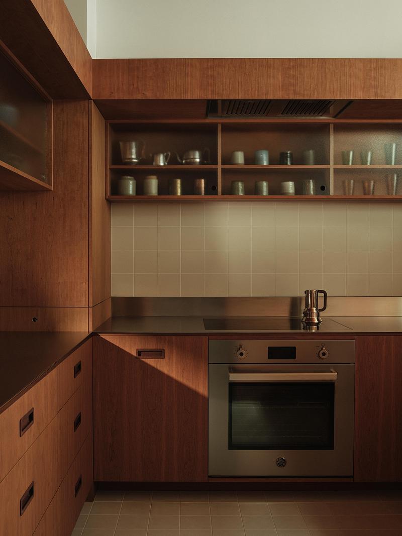 Dossier de presse | 4709-20 - Communiqué de presse | Dezeen Awards 2025 Interiors Winners Unveiled - Dezeen - Concours - Pine Heath Kitchen, Studio Hagen Hall, London, England - Crédit photo : Felix Speller
