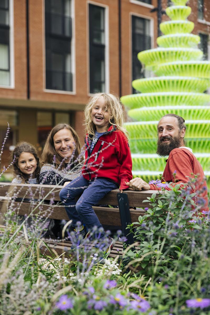 Press kit | 2807-03 - Press release | NEON Unveils 'The Fountain': A 4.3-Metre Water Sculpture in the Heart of Brent Cross Town, London - NEON - Art - Paulette and Fam with The Fountain - Photo credit: Cesare De Giglio