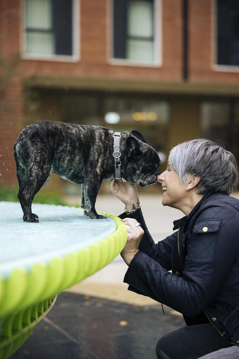 Press kit | 2807-03 - Press release | NEON Unveils 'The Fountain': A 4.3-Metre Water Sculpture in the Heart of Brent Cross Town, London - NEON - Art - Julie and Buster with The Fountain - Photo credit: Cesare De Giglio