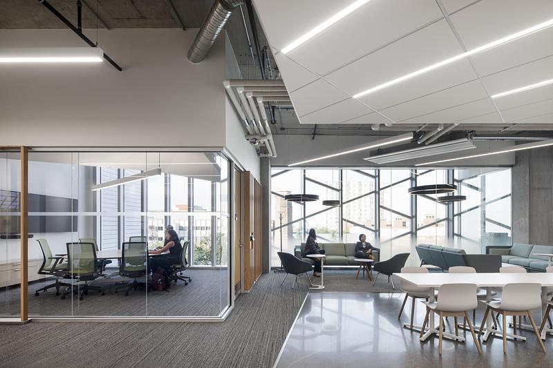 Dossier de presse | 1069-04 - Communiqué de presse | University of Alberta Unveils Re-Designed University Commons - Zeidler Architecture - Architecture institutionnelle - Crédit photo :  Adrien Williams 