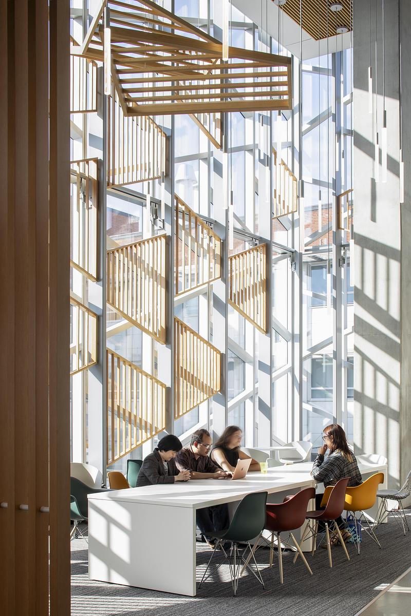 Dossier de presse | 1069-04 - Communiqué de presse | University of Alberta Unveils Re-Designed University Commons - Zeidler Architecture - Architecture institutionnelle - Neighbourhood Space - Crédit photo :  Adrien Williams 
