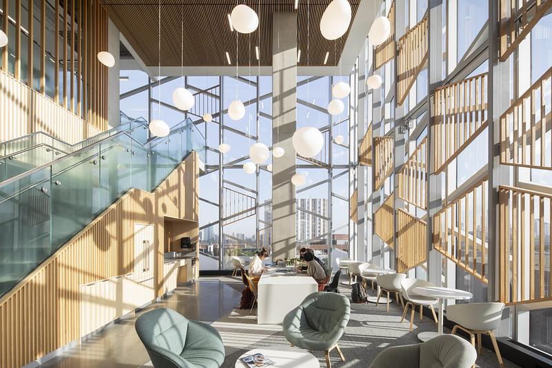 Dossier de presse | 1069-04 - Communiqué de presse | University of Alberta Unveils Re-Designed University Commons - Zeidler Architecture - Architecture institutionnelle - Neighbourhood Space - Crédit photo :  Adrien Williams 
