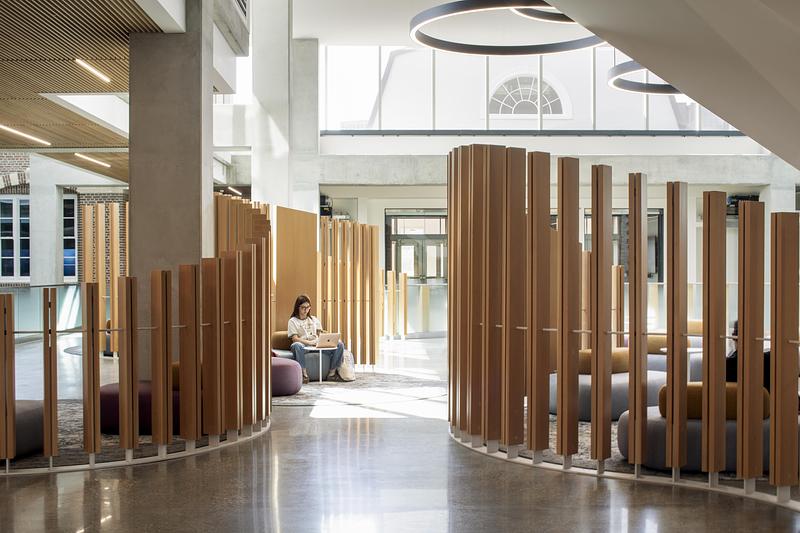 Dossier de presse | 1069-04 - Communiqué de presse | University of Alberta Unveils Re-Designed University Commons - Zeidler Architecture - Architecture institutionnelle - Crédit photo :  Adrien Williams 