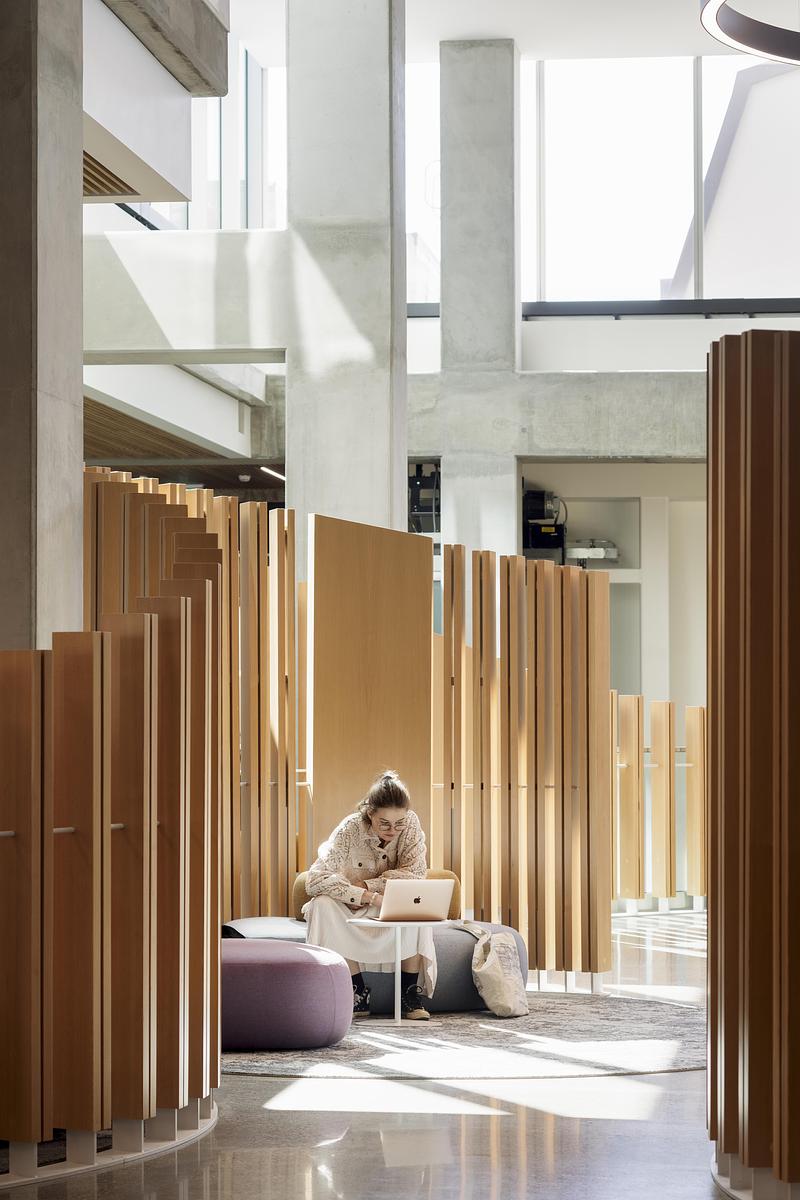 Dossier de presse | 1069-04 - Communiqué de presse | University of Alberta Unveils Re-Designed University Commons - Zeidler Architecture - Architecture institutionnelle - Crédit photo :  Adrien Williams 