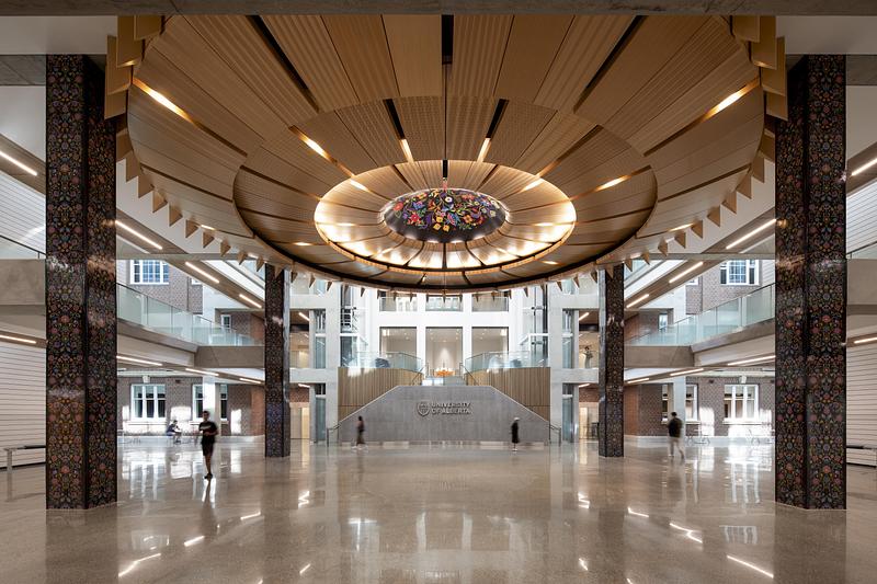 Dossier de presse | 1069-04 - Communiqué de presse | University of Alberta Unveils Re-Designed University Commons - Zeidler Architecture - Architecture institutionnelle - Atrium, Artwork - Christi Belcourt - Crédit photo :  Adrien Williams 