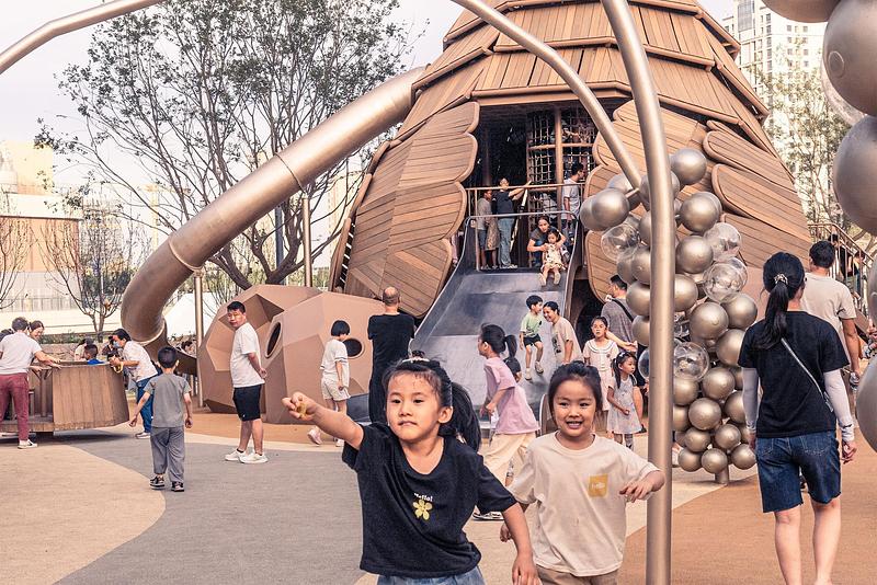 Dossier de presse | 7020-05 - Communiqué de presse | Cishan Tribe: Where 8,000-Year Cultural Relics Encounter Public Children's Space - XISUI Design - Architecture de paysage - Millet Arch Sculpture and Back of Egg-Hatching Chicken Installation - Crédit photo :  FOLOR Studio 